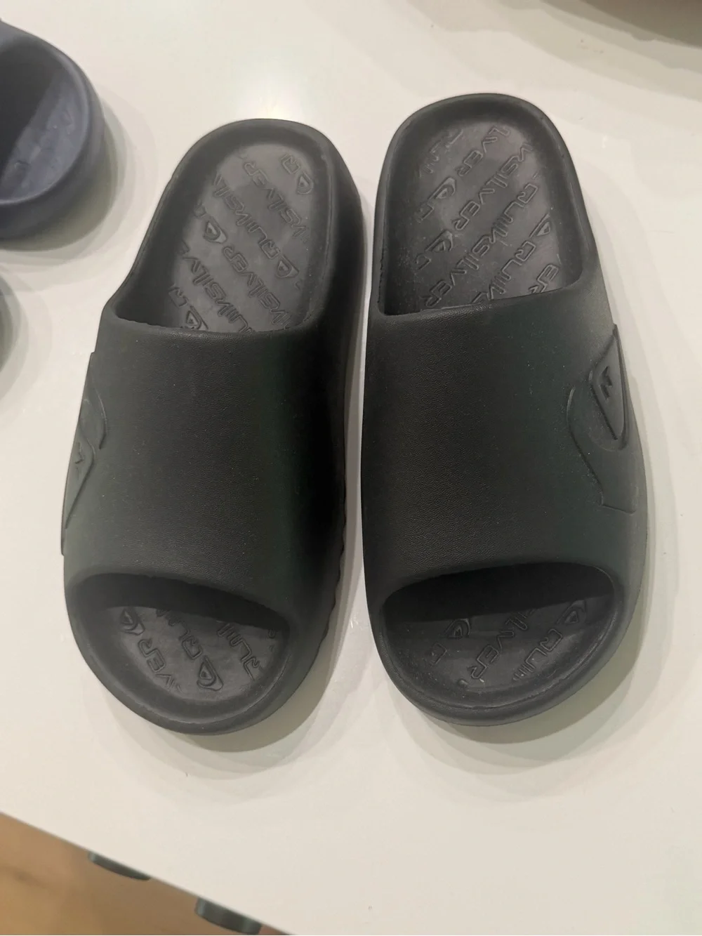 2 Pairs Boys Quicksilver Slides Navy And Black New Never Worn Blue (4) Black (5)